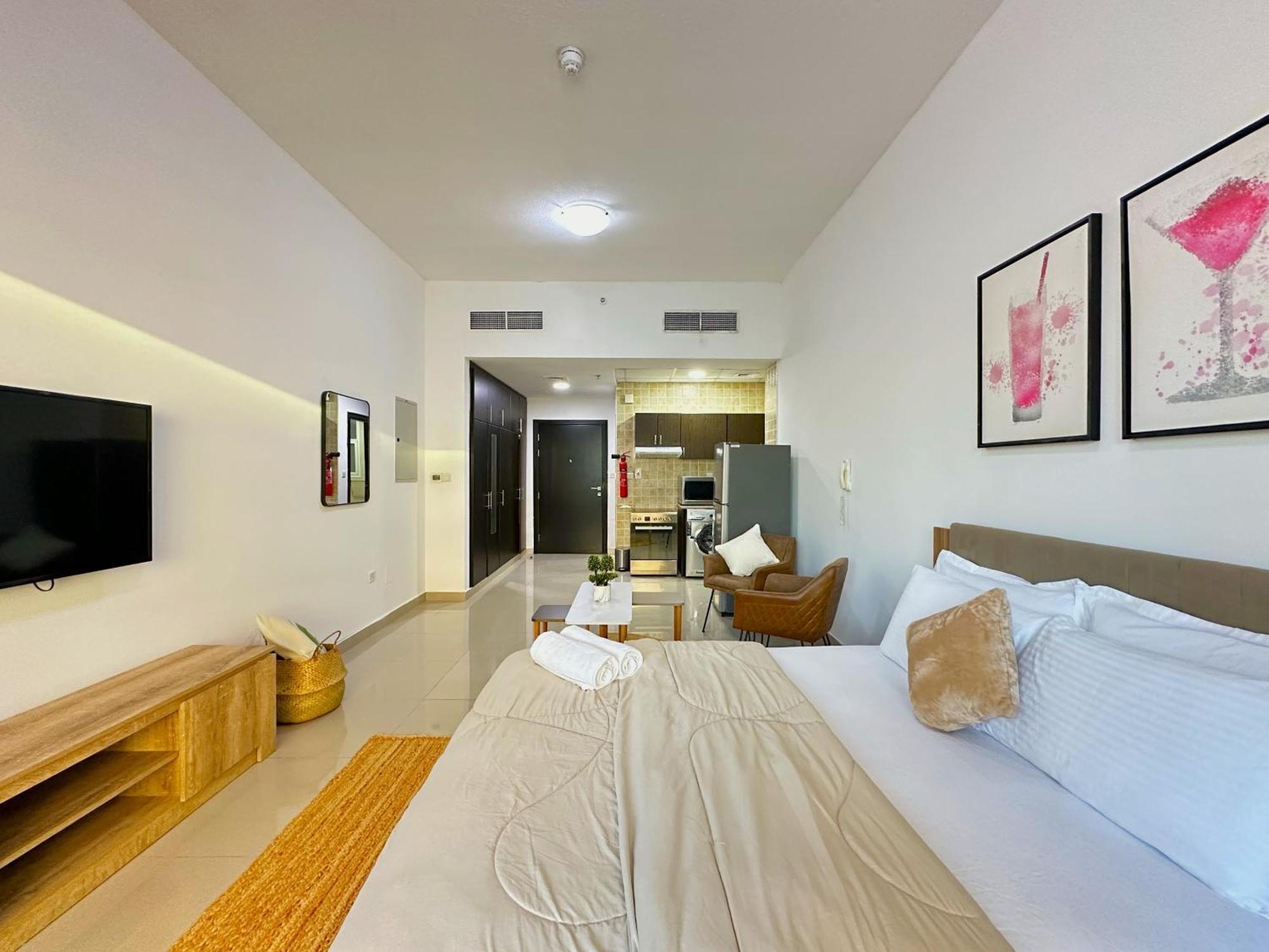 Apartment 35% Off In View W/ Balcony In Marina